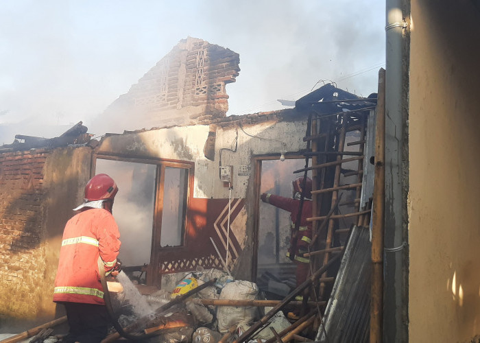 Tinggalkan Tungku Menyala, Dua Rumah di Desa Karangjambe Terbakar