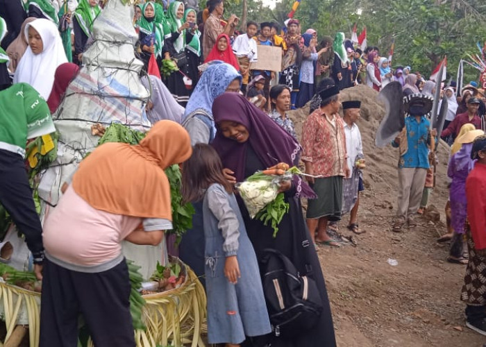 Warga Berebut Gunungan Hasil Bumi di Kirab Desa Bogangin Sumpiuh