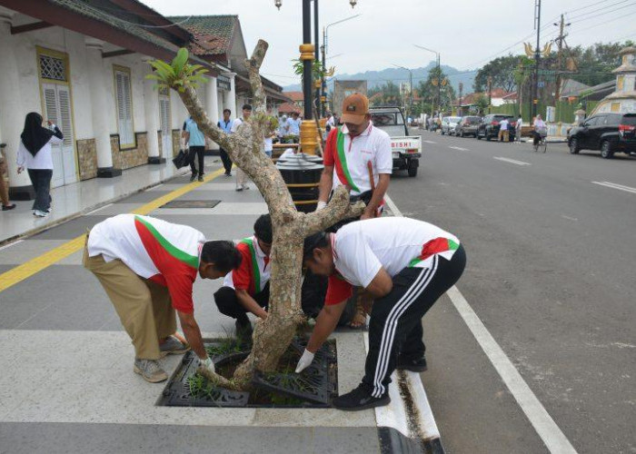 Puluhan Ribu Warga Cilacap Ikuti aksi Bersih-Bersih Lingkungan