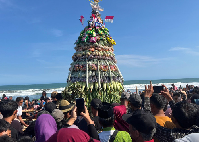 Tradisi Sedekah Laut Pantai Ayamputih Jadi Daya Tarik Wisata