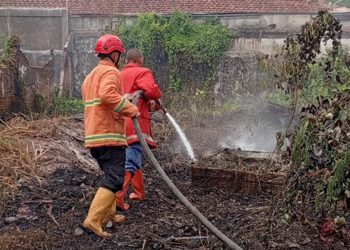 Lahan Dekat Pasar Manis Purwokerto Terbakar, Ban Bekas Picu Asap Tebal 