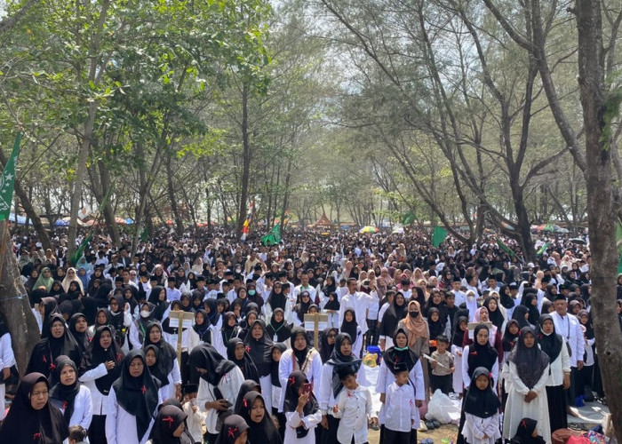 HSN, Puluhan Ribu Santri Gelar  Pawai Budaya dan Istighosah di Pantai Setrojenar
