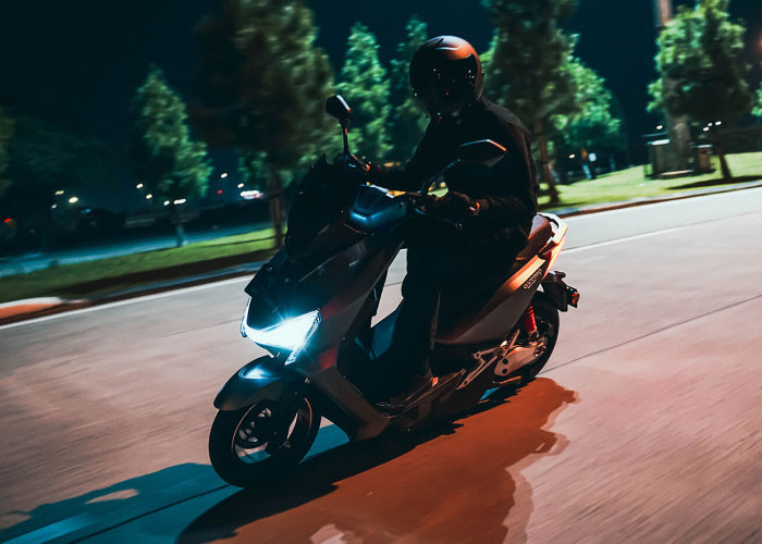  Cocok Buat Night Ride! 5 Rekomendasi Motor Listrik dengan Lampu Super Terang