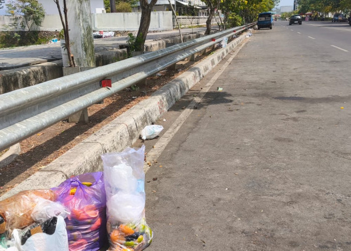 Kantong Sampah Berserakan di Jalan Bung Karno Purwokerto