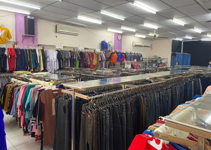 Ciki Fashion, Toko Pakaian Legendaris di Kebondalem yang Tetap Eksis Sejak 1987