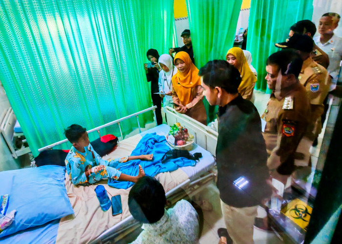 Gibran dan Ahmad Luthfi Turun Langsung Tinjau Pasien Dugaan Keracunan MBG di Batang