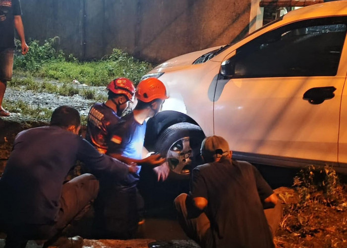 Mobil Terperosok ke Selokan di Jalan Sultan Agung Purwokerto, Diduga Sopir Mengantuk Saat Berkendara