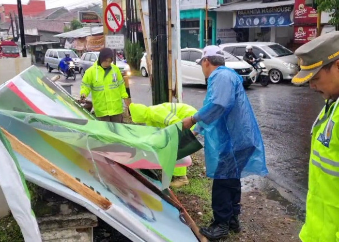 Masuk Masa Tenang Pilkada, Alat Peraga Kampanye Dibersihkan