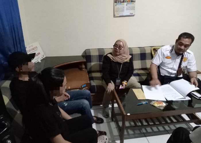 Razia Malam Sasar Eks Lokalisasi Slarang Cilacap, Terjaring 2 PSK dan Penjual 38 Botol Miras