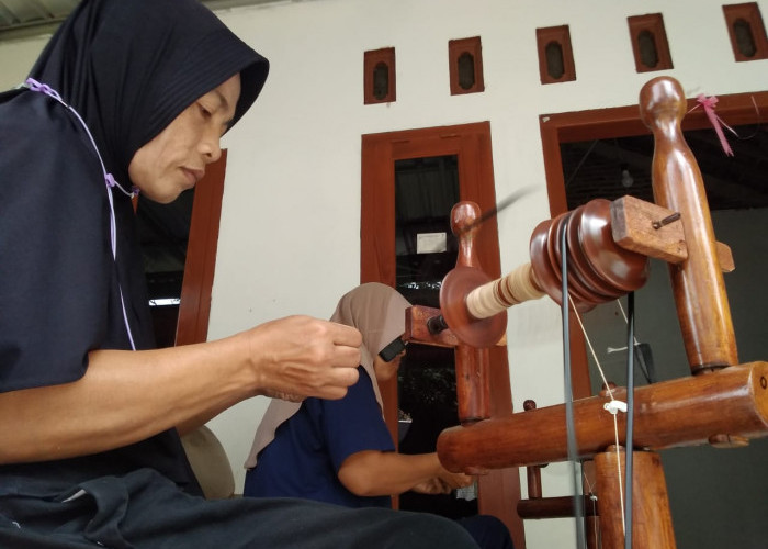 Sedang Semangat, Pintal Benang Sutera Attakas Harus Mandeg Sementara Akibat Keterbatasan Bahan Baku