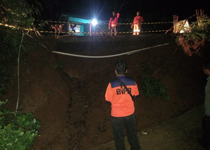 Terdampak Longsor, Ruas Jalan Kabupaten di Binangun Banyumas Terancam Ambruk