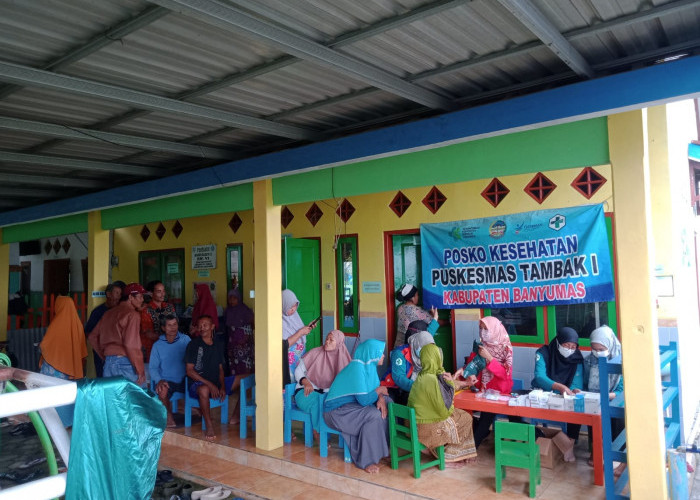 Pengobatan Mobile Di Sisa Lokasi Banjir Jalan Terus di Kecamatan Tambak 