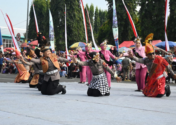 Tarian Pacu Jalur Warnai Pawai Kebangsaan HUT ke-80 RI Kabupaten Purbalingga