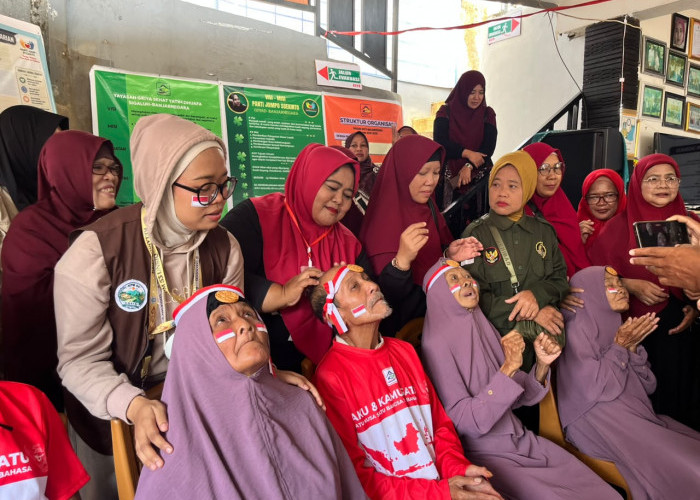 Gigit Kerupuk hingga Masukkan Benang ke Botol, Aksi Lansia Banjarnegara Bikin Suasana Meriah