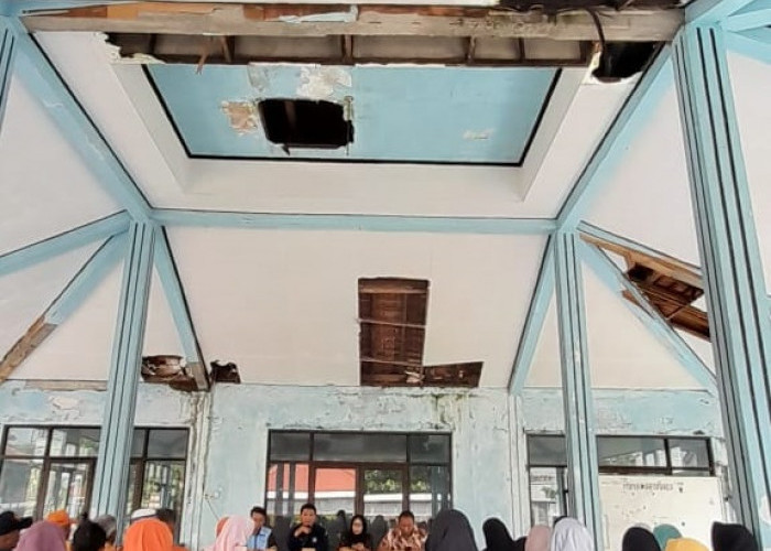 Kerusakan Atap Aula Kelurahan Bantarsoka Makin Parah