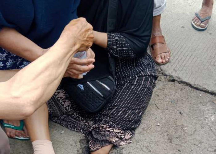 Kaki Terjebak di Penutup Gorong-Gorong, Seorang Wanita Dievakuasi Damkar di Pasar Sampang, Cilacap