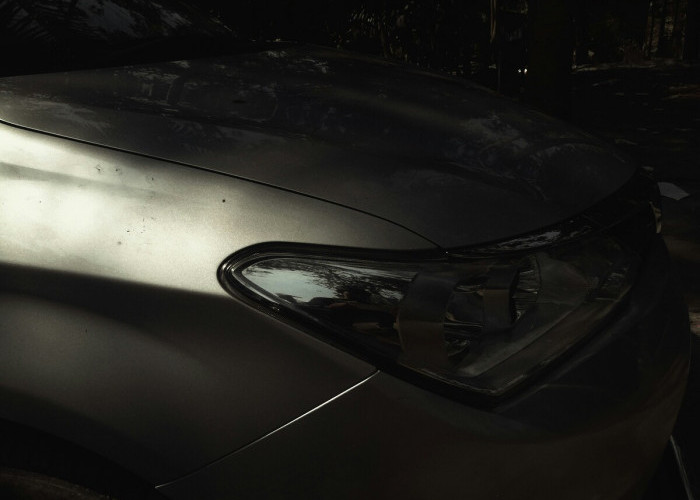 Lampu Mobil Jadi Kuning? Ini Penyebab dan Cara Membersihkannya