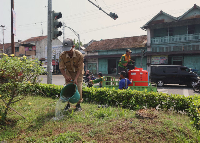 Mobil Tangki Belum Ideal, Petugas Sirami Taman di Banyumas dengan Cara Manual