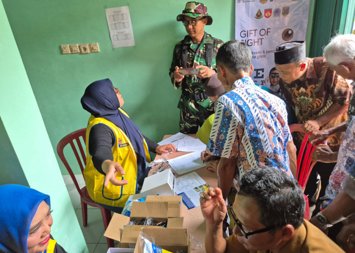 Ratusan Lansia Kebumen Terima Kacamata Gratis