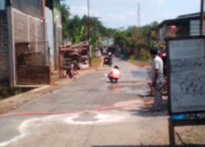Rusak Parah dan Tak Kunjung Diperbaiki, Warga Swadaya Perbaiki Jalan Kabupaten di Bojongsari Kembaran