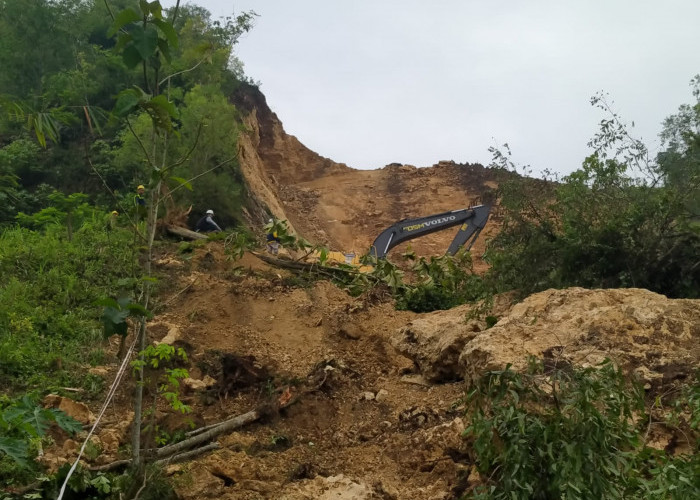 Normalisasi Awal Longsoran Darmakradenan Pakai Lima Alat Berat