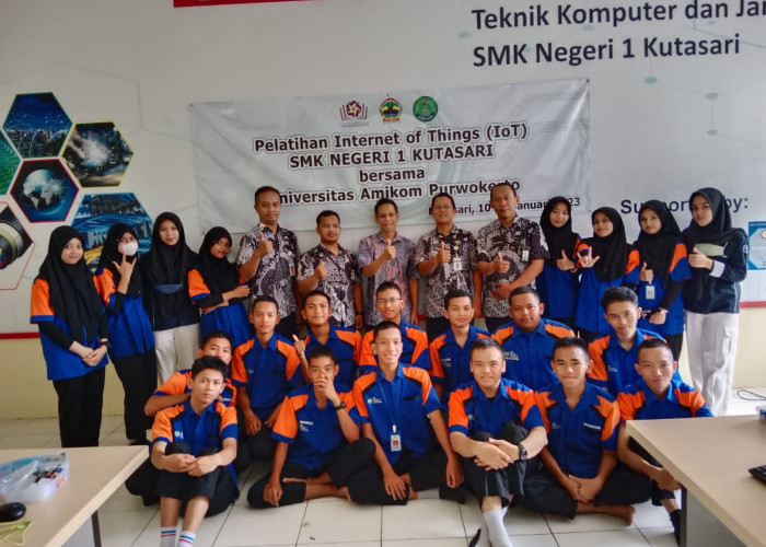 Dosen Universitas Amikom Purwokerto Beri Pelatihan IoT Bagi Siswa SMKN Kutasari