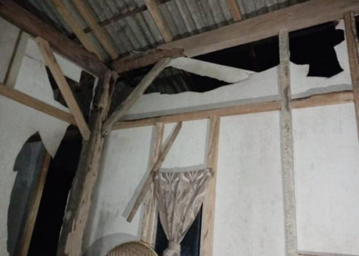 Atap Rumah Warga Kena Petir Sampai Jebol di Banjarnegara
