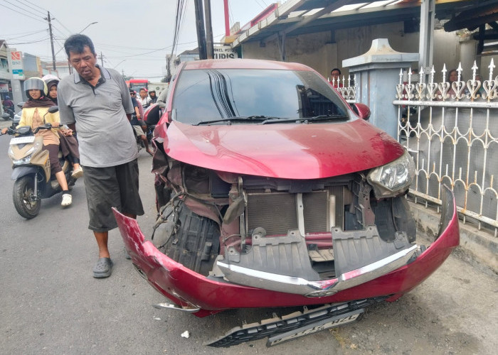 Innova Tabrak Tiga Mobil Parkir di Mersi, Diduga Microsleep, Penumpang Luka dan Mobil Terbalik
