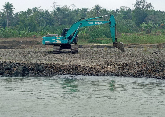 Gunakan Alat Berat, Penambangan Pasir Liar di Sungai Klawing Kalibagor Masih Berlangsung