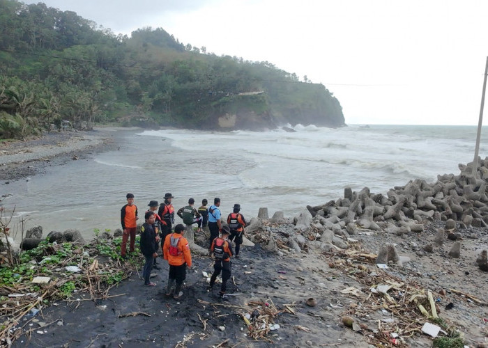 Warga Ayah Terseret Ombak, Tim SAR Lakukan Pencarian