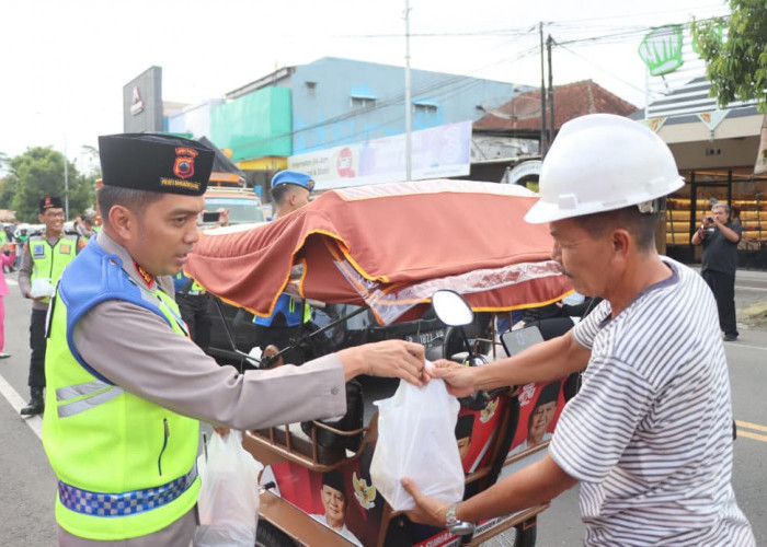 Jelang Berbuka, Polisi Sapa Pengendara dan Bagikan Takjil