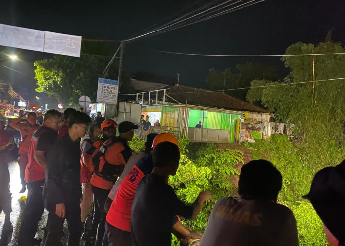 Motor Terjun ke Sungai di Jembatan Kalipelus Banyumas, Satu Korban Masih Dalam Pencarian