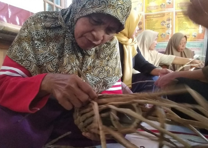 Lansia di Pekunden Asyik Membuat Kriya Serat Alam