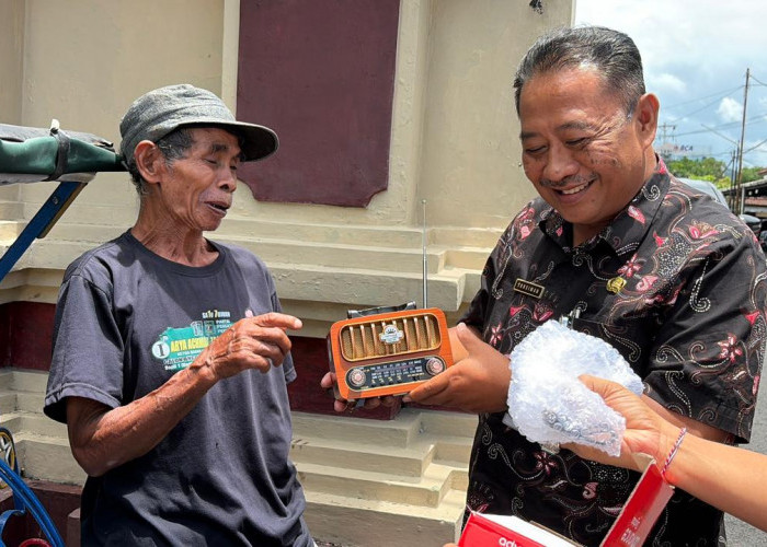 Tukang Becak hingga Pedagang Terima Radio Gratis dari KPI