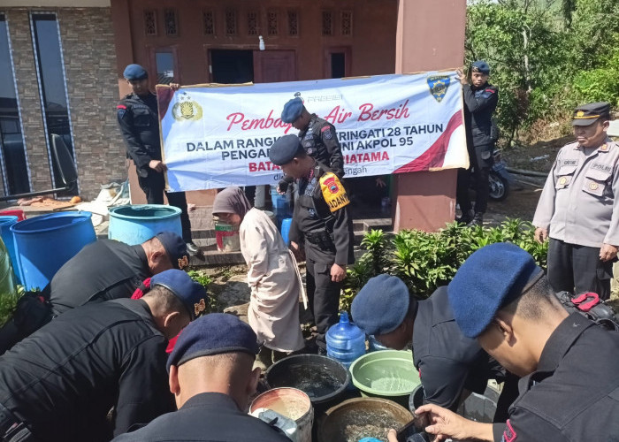 Yon D Pelopor Satbrimob Polda Jateng Bantu Ribuan Liter Air Bersih Warga Kutabawa 