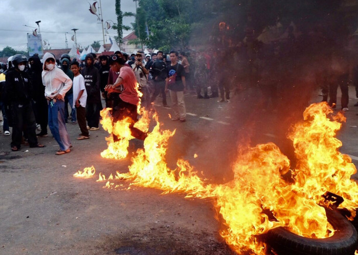Unjuk Rasa di Kebumen, Satu Pemuda Alami Luka Bakar