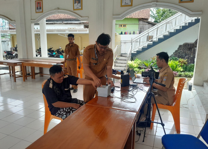 Penduduk Rentan di Desa Sawangan Cilacap Rekam KTP Cukup di Rumah 