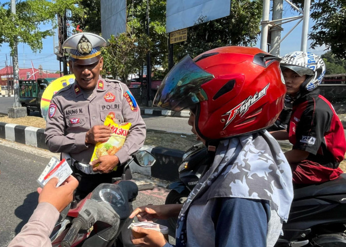 Operasi Patuh Candi 2025, Pengendara Tertib Dapat Minyak Goreng dari Satlantas Polres Purbalingga
