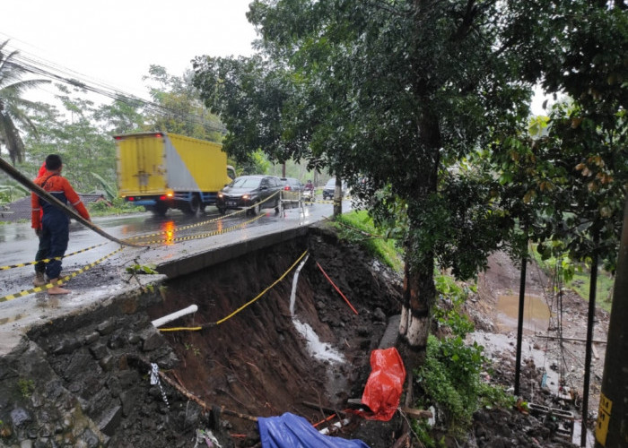 Talud di Jalan Raya Bojongsari Purbalingga Longsor, Pipa PDAM Patah Sebabkan Aliran Air Bersih Terhenti