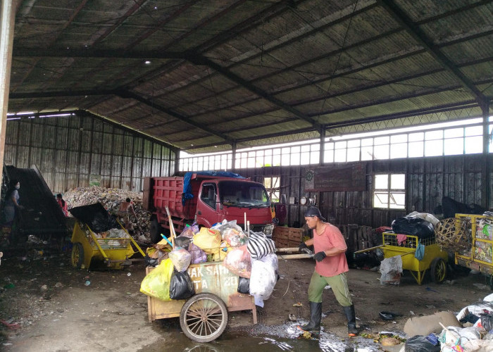 Atap Hanggar Sampah Kober Bocor