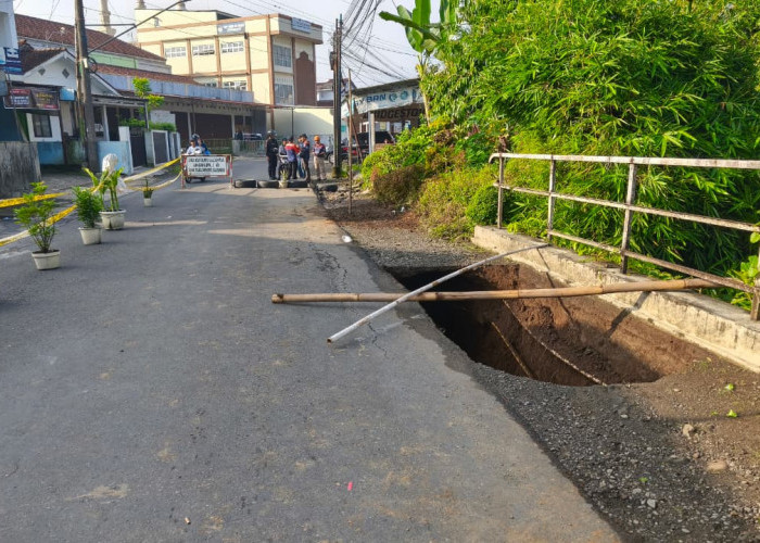 Jalan Prompong Baturraden Banyumas Ambles, Usia Tua dan Gerusan Jadi Pemicu