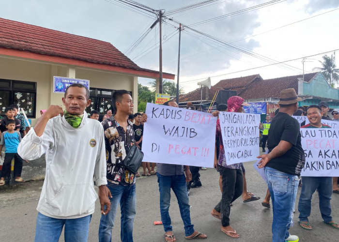 Warga Desa Bajong Tuntut Dua Oknum Perangkat Desa Dipecat Terkait Dugaan Kasus Asusila