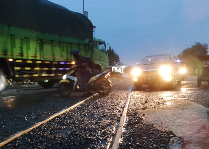 Rel Sumpiuh Banyumas Rawan Kecelakaan, Aspal Rusak Picu Pengendara Jatuh