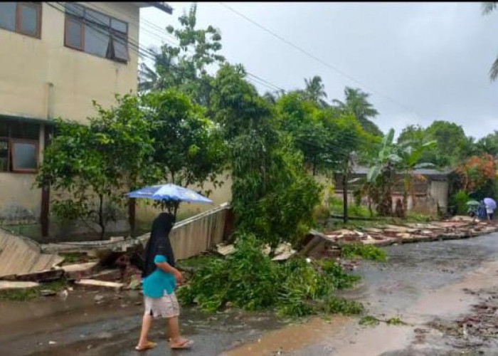 Hujan Deras Disertai Angin Kencang, Tembok Keliling SMPN 1 Kaligondang Roboh