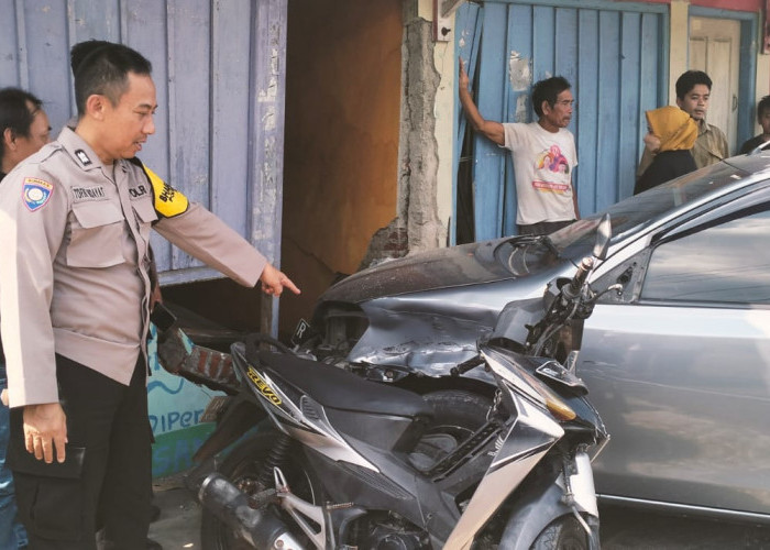 Sopir Mengantuk, Mobil Tarbrak Dua Sepeda Motor dan Warung di Bojongsari 