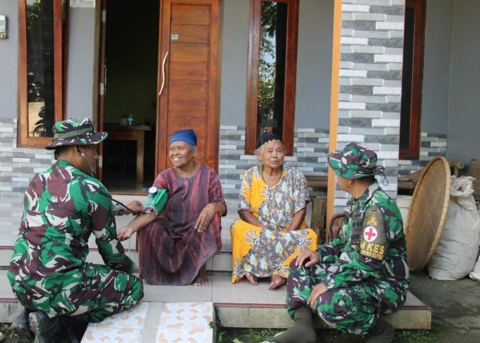 Program Nonfisik TMMD Krangean, Kodim Lakukan Cek Kesehatan Lansia Door to Door