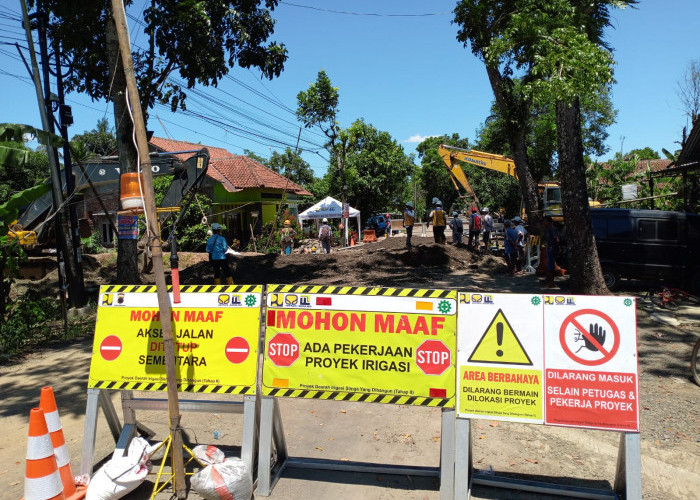Konstruksi Saluran Irigasi Slinga Bergeser, Jalan Perintis Desa Grecol Kalimanah Ditutup Selama 18 Hari