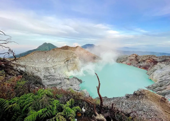 Menikmati Eksotisme Kawah Ijen dengan Fenomena Blue Fire-nya