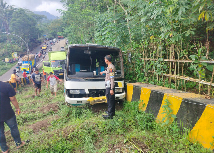 Rem Blong, Mikrobus dan Truk Boks Berurutan Masuk Jalur Penyelamat di Bayeman