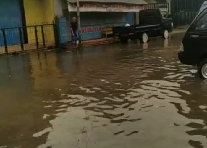 Banjir Genangi Halaman Depan Sisi Utara Pasar Sumpiuh